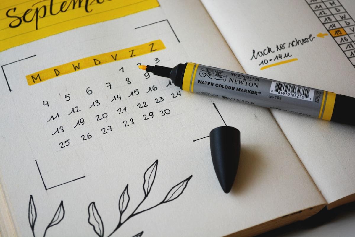 Escala de trabalho sendo organizada em um calendário