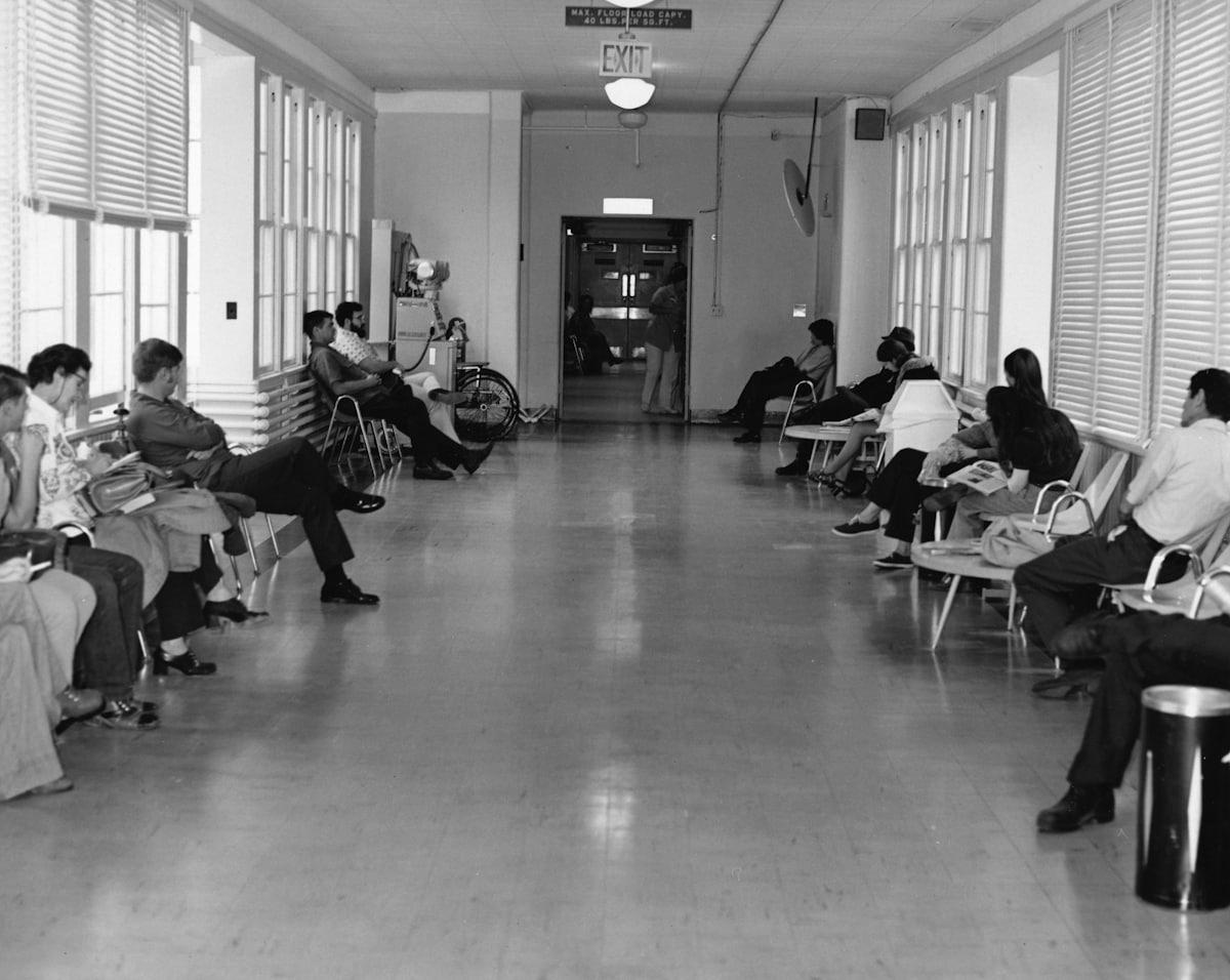 Corredor de hospital com equipe em atividade