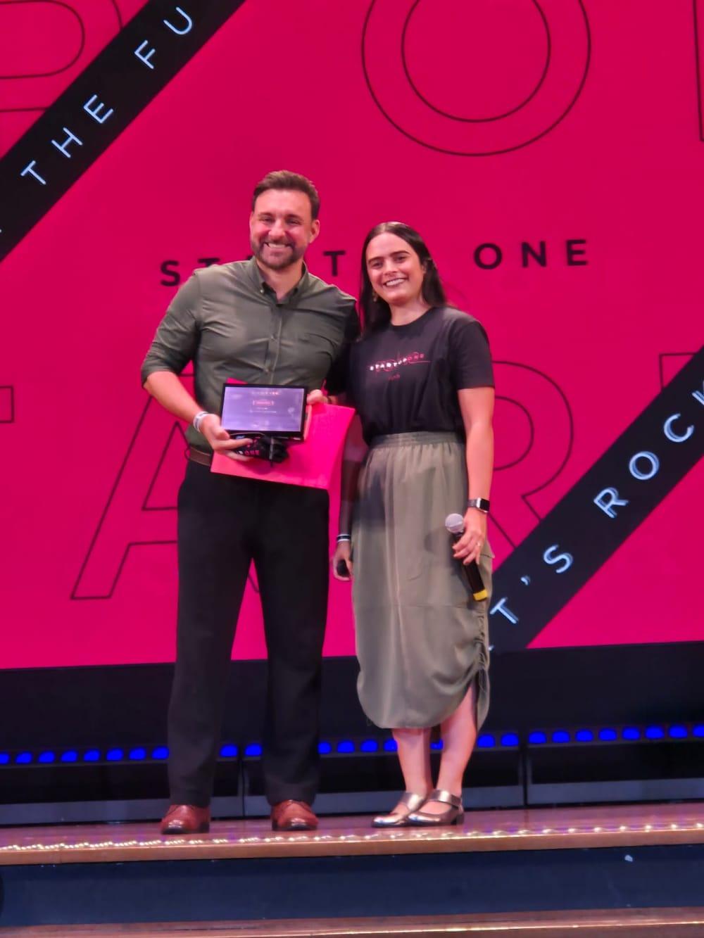 Equipe RocketMed recebendo o prêmio no palco do Startup One 2026