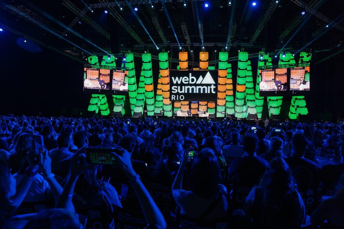 Palco principal do Web Summit Rio com plateia lotada